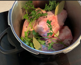 Foto del paso 2 de la receta: Codillo al horno con el jugo de su cocción