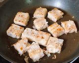 A picture of step 3 of Stir-Fried Taro Cake with Bean Sprouts.