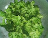 A picture of step 1 of Macaroni with baked beaf and steam spinach with brocolli.