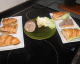 Foto del paso 8 de la receta: Cruasanes con embutido de carne picada y lechuga