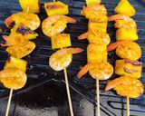 Une image de l'étape 5 de Brochettes de crevettes épicées à l’ananas.