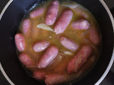 Salchichas guisadas al vino con patatas fritas