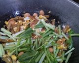 Foto langkah ke 4 dari resep Kwetiau goreng topping siomay dan sosis.