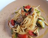 Foto del passaggio 4 della ricetta Linguine vongole di mare zucchine e pomodorini
