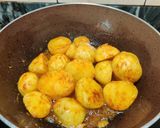 A picture of step 3 of Lasaniya batata.