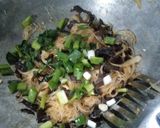 Foto langkah ke 4 dari resep 53. So'un goreng jamur kuping.