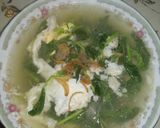 Foto langkah ke 9 dari resep Bayam telur kuah bakso.