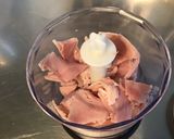 Une image de l'étape 2 de « Chaperos » petits feuilletés au jambon blanc, basilic, gorgonzola et pavot bleu.