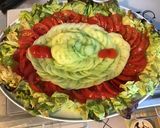 Une image de l'étape 4 de Salade terre et mer aux crevettes,radis,tomates,concombre,laitue,oignon et ciboulette.