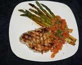 Foto del paso 5 de la receta: MEDALLONES DE LOMO DE CERDO A LA PLANCHA CON SALSA DE TOMATE FRESCA Y ESPÁRRAGOS ASADOS.JON STYLE