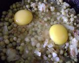 Foto del paso 2 de la receta: Revuelto de arvejas, huevo y cebolla
