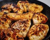 Фото кроку 2 до Салат з куркою🍗 та авокадо, заправлений оливковою олією.
