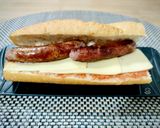 Foto del paso 4 de la receta: Bocadillo de longanizas con queso a la catalana