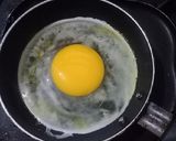 Foto langkah ke 4 dari resep Sandwich Mie Goreng.