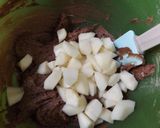 Foto del paso 2 de la receta Pastel empedrado de chocolate y pera al aroma de rosas