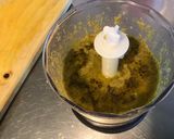 Une image de l'étape 5 de Sauce salade au citron confit, pesto de fanes epicé et melfor.