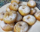A picture of step 8 of American style butter donuts with icing sugar !.