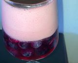 Foto del paso 6 de la receta: Postre en copa de frutillas, arándanos y crema