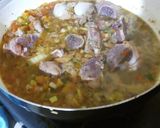 Foto del paso 2 de la receta: Huesos carnudos de cerdo guisados con curry
