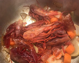 Foto del paso 2 de la receta: Merluza de pincho en salsa de carabineros