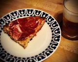 A picture of step 3 of Pa amb tomàquet i pernil ibèric —pan con tomate y jamón ibérico—.
