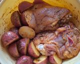 Foto del paso 2 de la receta: Muslos con papas al horno
