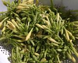 Foto langkah ke 1 dari resep Oseng bunga pepaya simple tdk pahit.