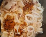 Foto del paso 3 de la receta: Chipirones encebollados con tomate y gambas