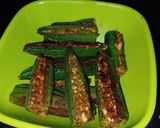 A picture of step 3 of Masala okra with dry coconut.