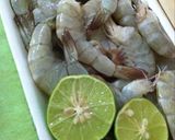 Foto langkah ke 1 dari resep Udang asam manis syedaap.