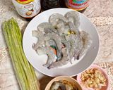 รูปขั้นตอนการทำที่ 1 ของ หน่อไม้ฝรั่งผัดกุ้ง / Stir fried asparagus with shrimps