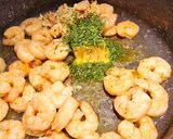 Une image de l'étape 4 de Pâtes sauce blanche avec des crevettes.