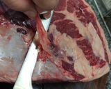 รูปขั้นตอนการทำที่ 2 ของ วิธีตัดแบ่งเนื้อปิคานย่ายกก้อน (Picanha)