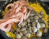 Foto del paso 5 de la receta: Arroz rápido de gambas y almejas