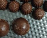 Foto del paso 4 de la receta: Bombones de chocolate rellenos de mermelada de fresa