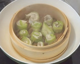 Foto del paso 3 de la receta: Rollitos de merluza y calabacín al vapor con puré de guisantes