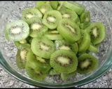 A picture of step 1 of Kiwi sauce.