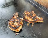 Une image de l'étape 7 de Côtes de porc marinées au chutney et persil grillées à la plancha.