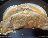 Foto del paso 4 de la receta: "Calzone" de huevo con ajos tiernos y setas
