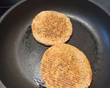 Foto del paso 1 de la receta: Hamburguesa de pescado, aguacate y tártara en mollete integral
