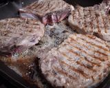 Foto langkah ke 2 dari resep Champignon Sauce Steak.