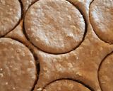 Foto del paso 3 de la receta: Tapas de alfajor (harina integral, almidón de maíz, avena, stevi