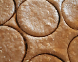 Foto del paso 3 de la receta: Tapas de alfajor (harina integral, almidón de maíz, avena, stevi
