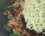 Foto langkah ke 3 dari resep Mie Ayam Hijau Goreng.