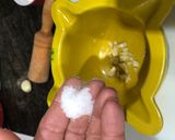 Foto del paso 2 de la receta Rape y merluza en salsa de ajo y vino blanco