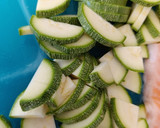 Foto del paso 2 de la receta: Pasta con salmón zucchini y cherry