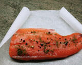 Foto del paso 5 de la receta: Riquísimo salmón marinado con sal y azúcar