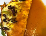 Foto del paso 3 de la receta: Omelette Oaxaqueño (flor de calabaza, quesillo y chapulines)
