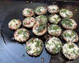 Une image de l'étape 7 de Champignons farcis aux tomates, emmental et coriandre.