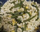 Foto del paso 5 de la receta: Pasta codito con rajas de poblano, queso, elote y crema